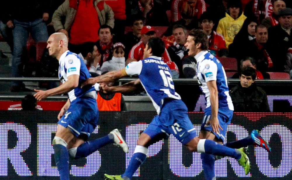 Maicon (à esquerda) foge de Hulk (ao centro) durante comemoração de gol pelo Porto, contra o Benfica, em 2012 (foto: Hugo Correia/Reuters)