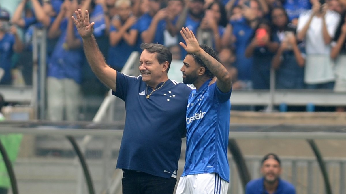 Pedro Lourenço abraça Gabigol em apresentação do atacante no Cruzeiro - (foto: Alexandre Guzanshe/EM/D.A. Press - 4/1/2025)