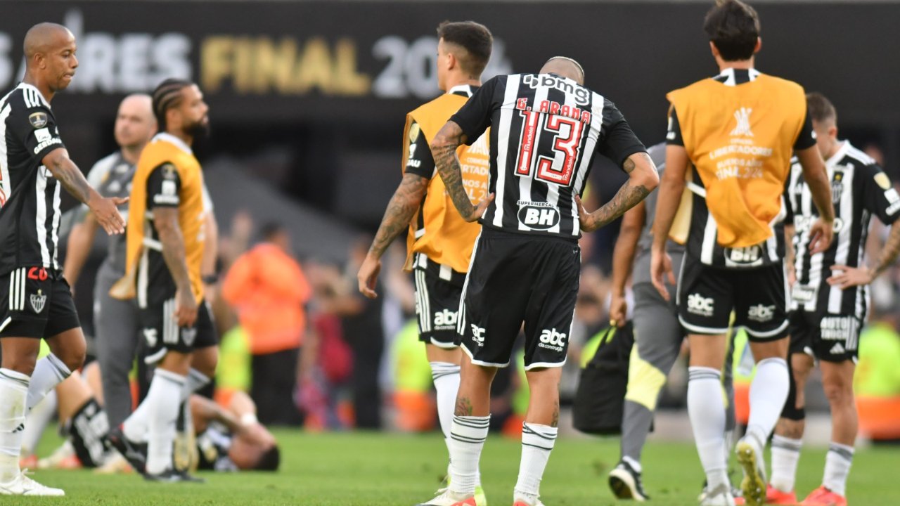 Jogadores do Atlético lamentam derrota na final da Libertadores - (foto: Alexandre Guzanshe/EM/D.A Press)