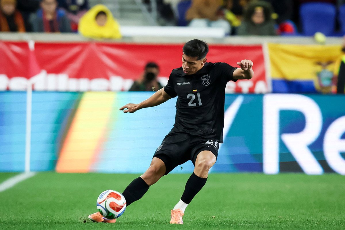 Alan Franco, volante do Atlético, em ação pelo Equador no amistoso contra a Nova Zelândia - (foto: IRA L. BLACK/AFP)