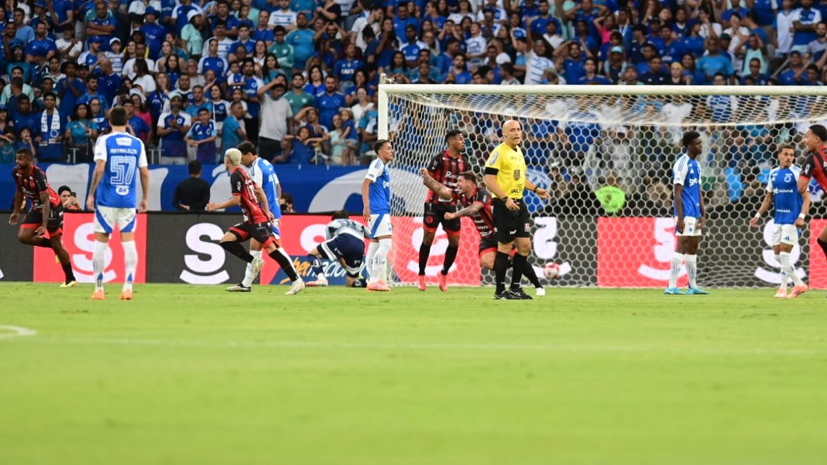 Alexandre Pena (de cabelo platinado) comemora gol contra o Cruzeiro no Mineiro (foto: Leandro Couri/EM/D.A Press)