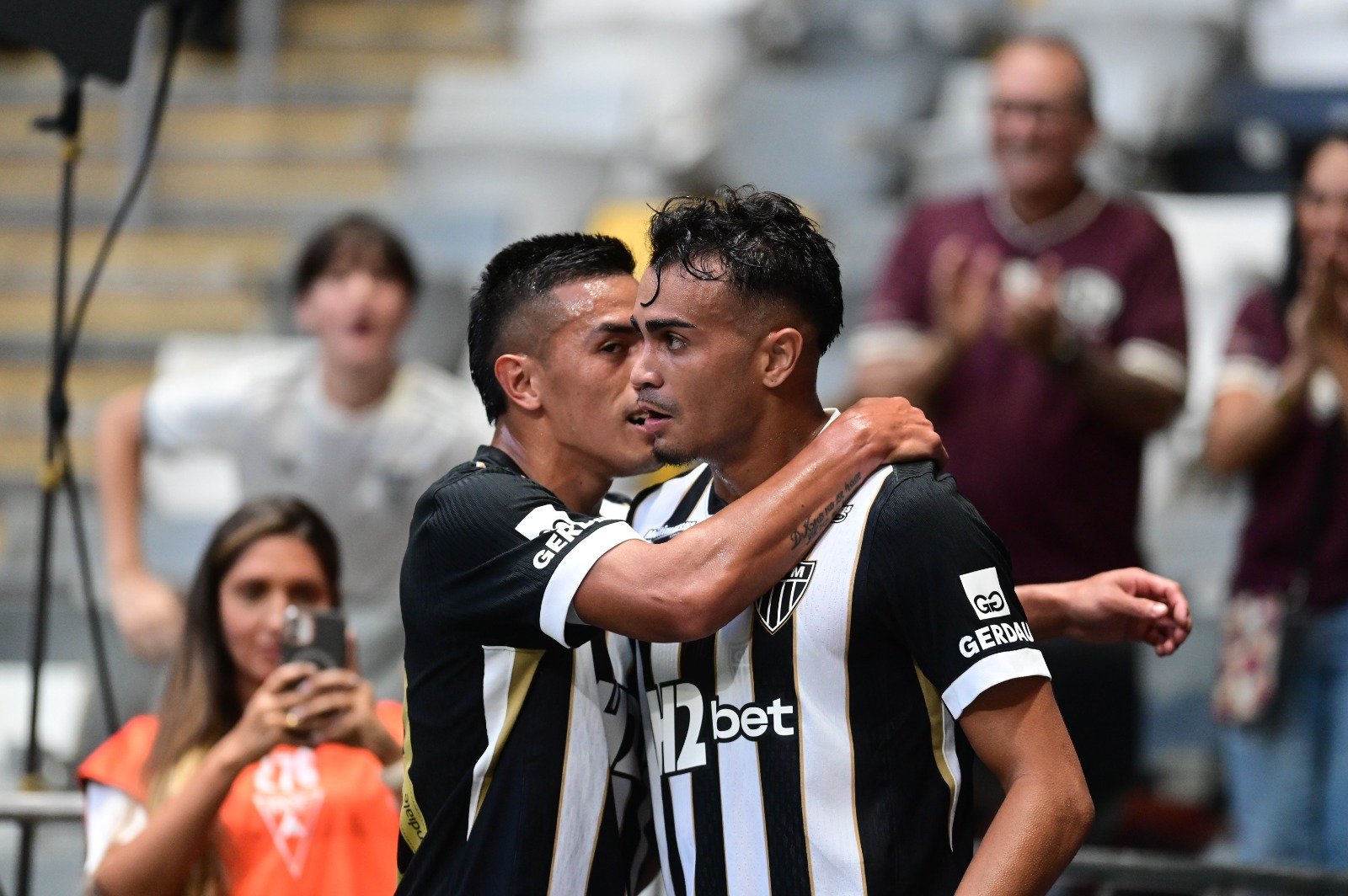 Reinier é celebrado por Cuello depois de primeiro gol pelo Atlético - (foto: Leandro Couri/EM/D.A. Press)