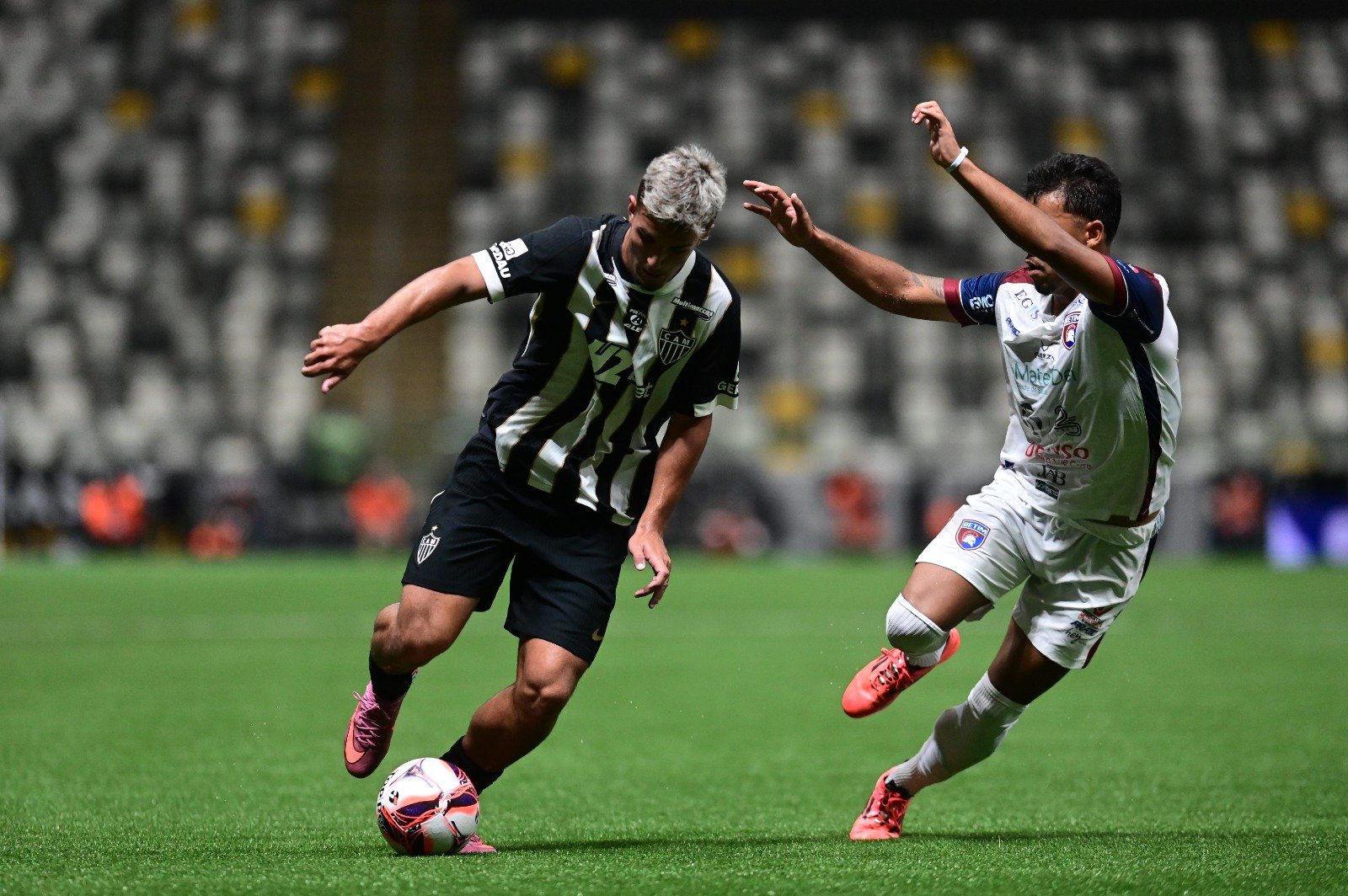 Mateus Iseppe, meia-atacante formado na base do Atlético, em ação contra o Betim (foto: Leandro Couri/EM/D.A. Press)