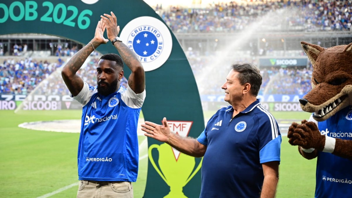 Gerson sendo apresentado aos torcedores do Cruzeiro no Mineirão - (foto: Leandro Couri/EM/D.A. Press)