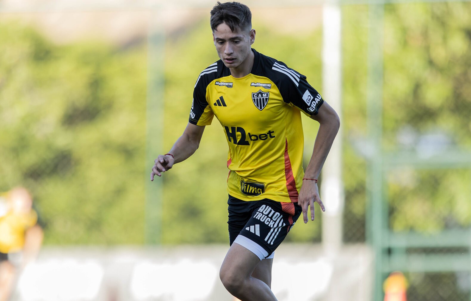 Zagueiro Ivan Román correndo atrás da bola - (foto: Pedro Souza/Atlético)
