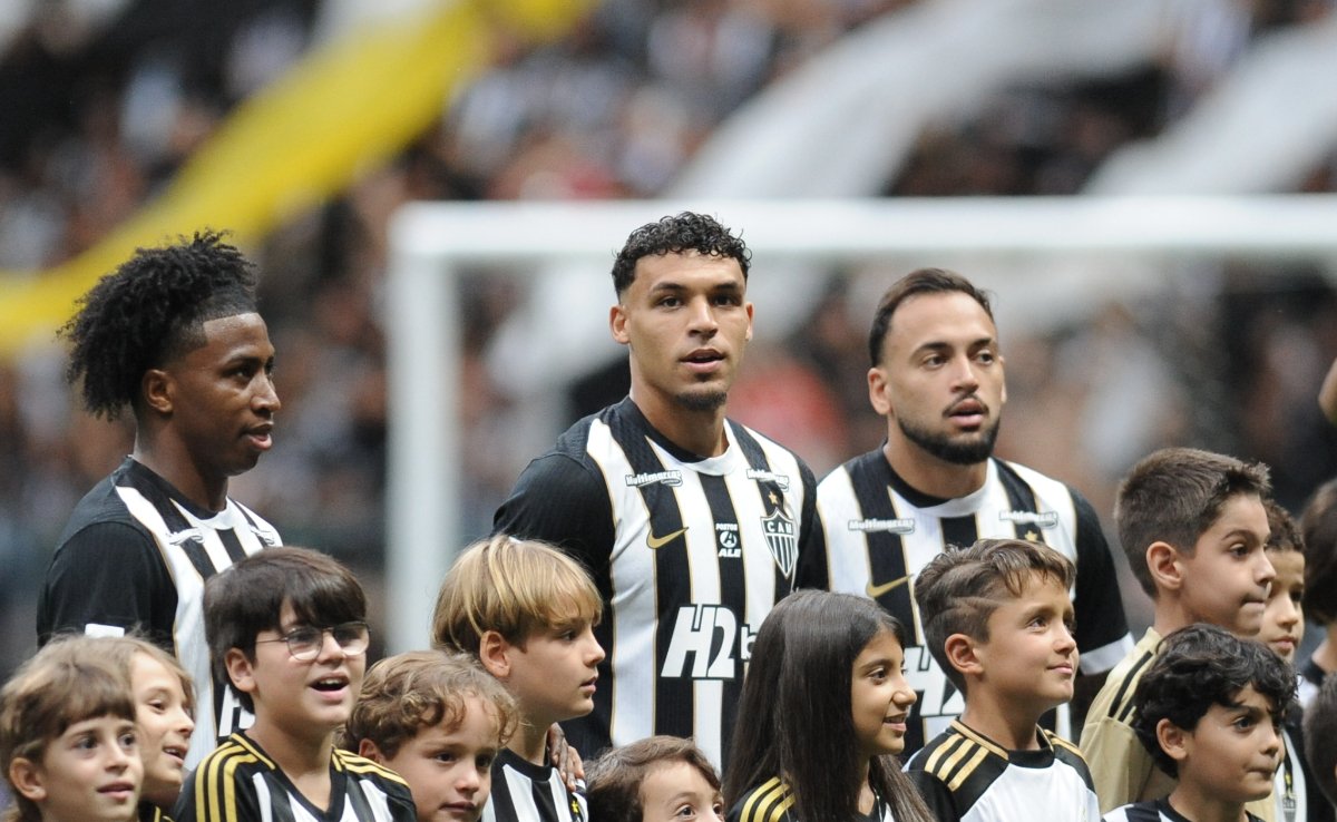 Preciado (à esquerda), Victor Hugo (ao centro) e Maycon (à direita), trio de jogadores do Atlético, antes de clássico contra o Cruzeiro na Arena MRV - (foto: Alexandre Guzanshe/EM/D.A. Press)