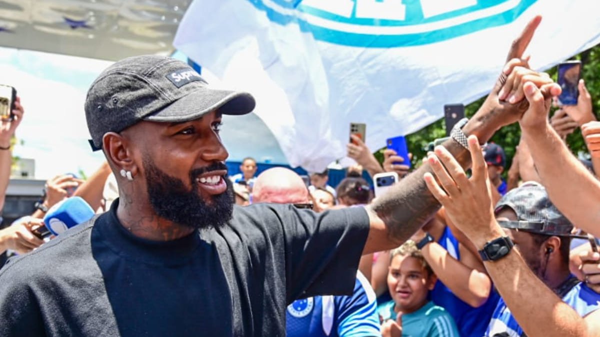 Reforço do Cruzeiro, Gerson chegou a Belo Horizonte sexta-feira (9/1) e foi recepcionado pela torcida (foto: Leandro Couri/EM/D.A Press)