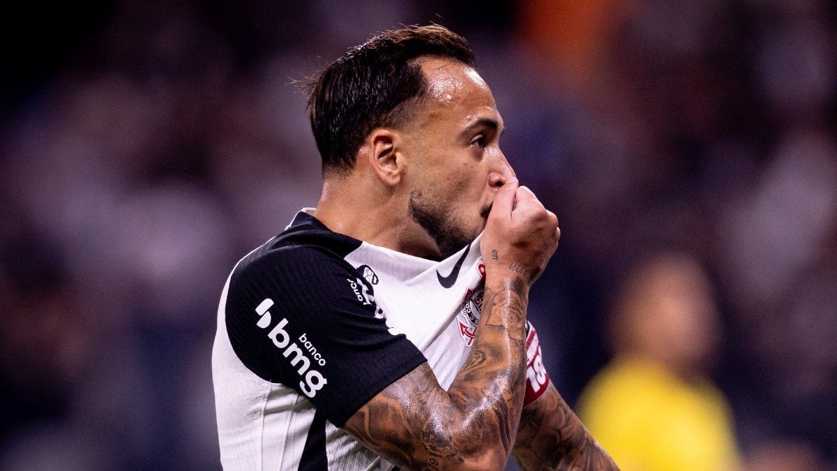 Maycon beija o escudo do Corinthians - (foto: Rodrigo Coca / Corinthians)