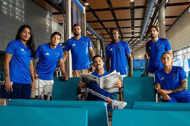 Jogadores do Cruzeiro vestidos com o novo uniforme (foto: Leonardo Lods / Marketing Cruzeiro)