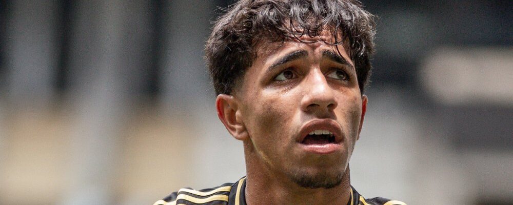 Após saída de Arana, Atlético renova com lateral-esquerdo de 17 anos; conheça