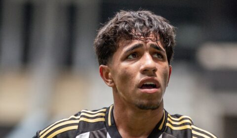 Após saída de Arana, Atlético renova com lateral-esquerdo de 17 anos; conheça