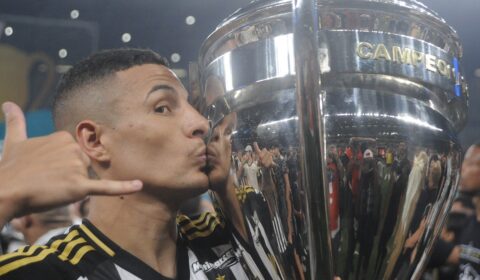 Arana deixa Atlético entre os jogadores com mais títulos na história do clube