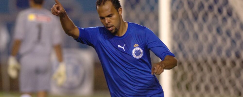Atacante do Cruzeiro acertou com time europeu, viajou, mas 10 dias depois voltou à Toca