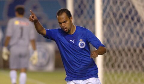 Atacante do Cruzeiro acertou com time europeu, viajou, mas 10 dias depois voltou à Toca