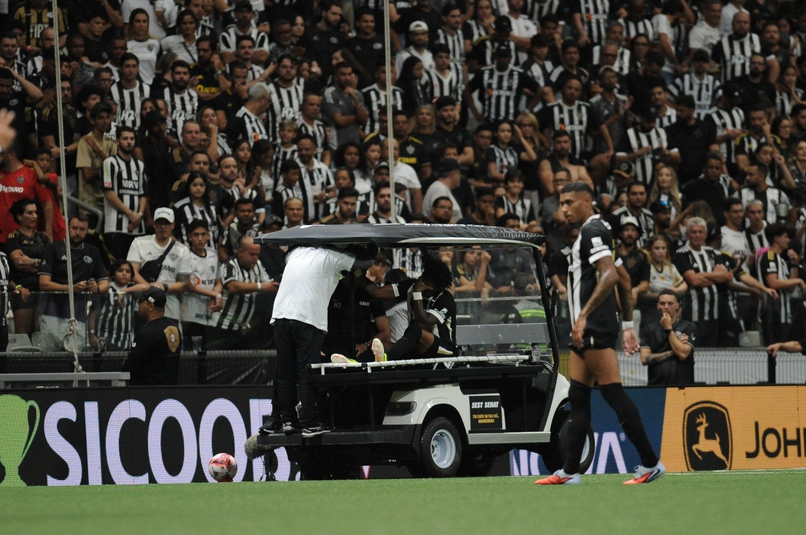 Lesionado, Ângelo Preciado deixa o clássico entre Atlético e Cruzeiro de carrinho maca (foto: Alexandre Guzanshe/EM/D.A Press)