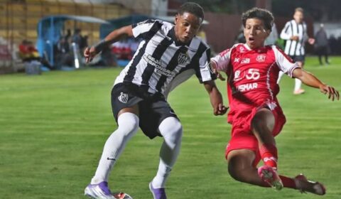 Atlético: Veneno é alvo de gritos homofóbicos em jogo da Copinha