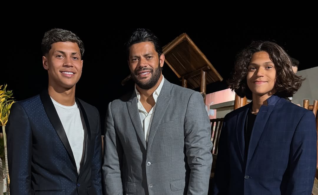 Hulk (ao centro) com os filhos Ian Ângelo (à esquerda) e Tiago Ângelo (à direita) (foto: Reprodução/Instagram/Hulk)