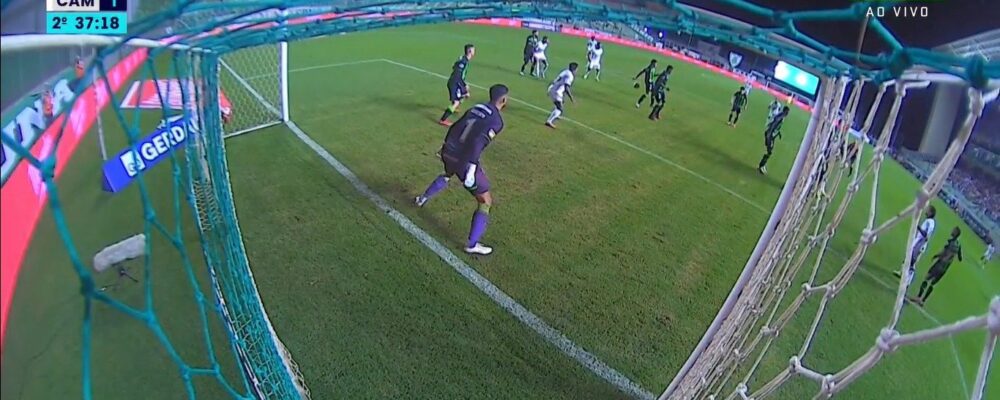 Atlético cobra pênalti em lance de bola na mão de jogador do América