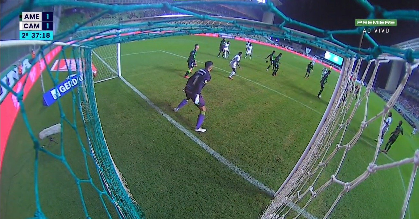 Bola bateu na mão de jogador do América na grande área durante clássico contra o Atlético (foto: Reprodução/Premiere)