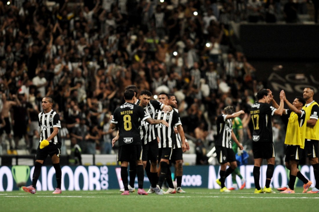 Jogadores do Atlético comemoram vitória sobre o Cruzeiro em clássico na Arena MRV (foto: Alexandre Guzanshe/EM/D.A. Press)