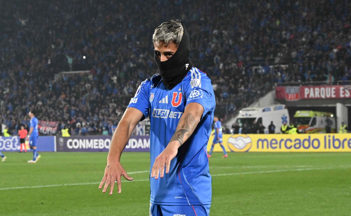 Lucas Assadi comemora gol pela Universidad de Chile na Sul-Americana de 2025 - (foto: Rodrigo Arangua/AFP)