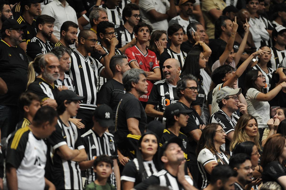 Torcida do Atlético no jogo contra o Palmeiras na Arena MRV (foto: Alexandre Guzanshe/EM/D.A. Press)