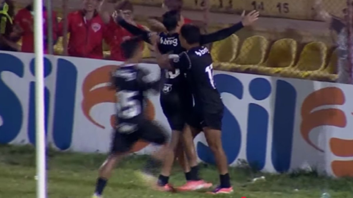 João Teixeira celebrou o primeiro gol do Atlético (foto: Reprodução)