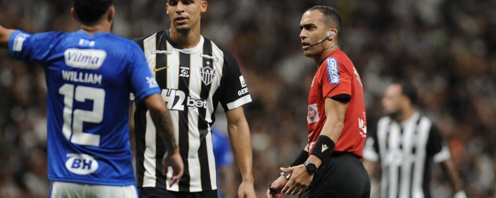 Atlético x Cruzeiro: instrutora de arbitragem defende não marcação de pênalti em Bernard