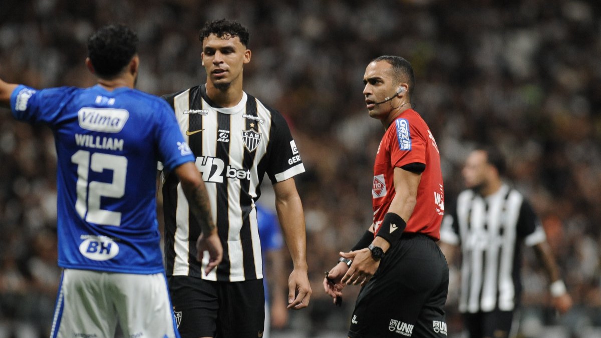 Davi de Oliveira Lacerda apitou o primeiro clássico da temporada entre Atlético e Cruzeiro (foto: Alexandre Guzanshe/EM/D.A. Press)
