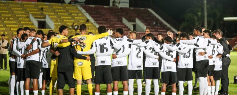Multicampeão no Atlético vai a jogo do Galinho na Copinha e posa com ídolo do clube