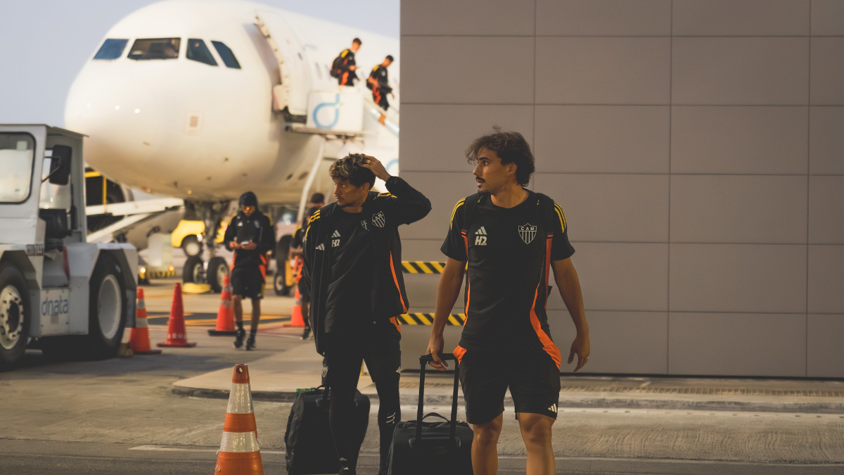 Jogadores do Atlético em desembarque de avião (foto: Pedro Souza/Atlético)