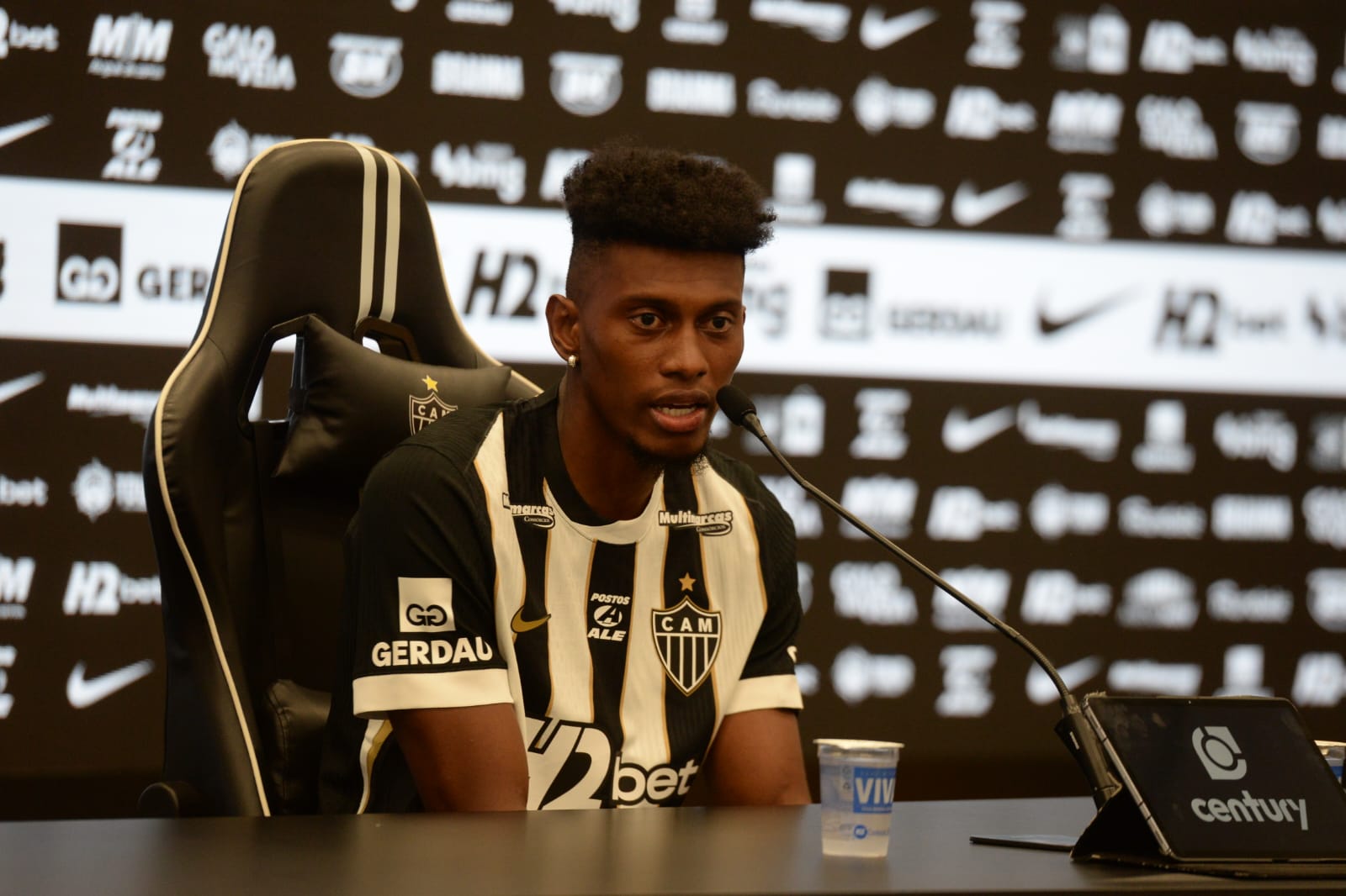 Mateo Cassierra, novo atacante do Atlético, durante apresentação oficial na Arena MRV (foto: Túlio Santos/EM/D.A. Press)