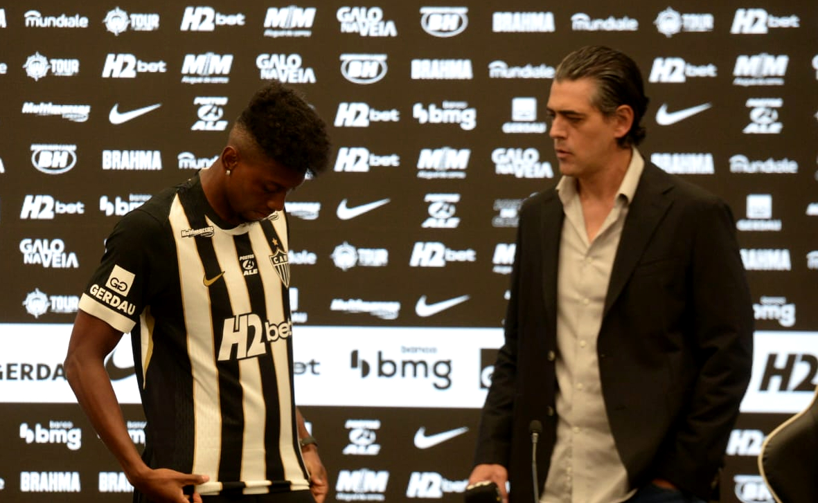 Atacante Mateo Cassierra ao lado de Paulo Bracks, CSO do Atlético, na Arena MRV (foto: Túlio Santos/EM/D.A. Press)