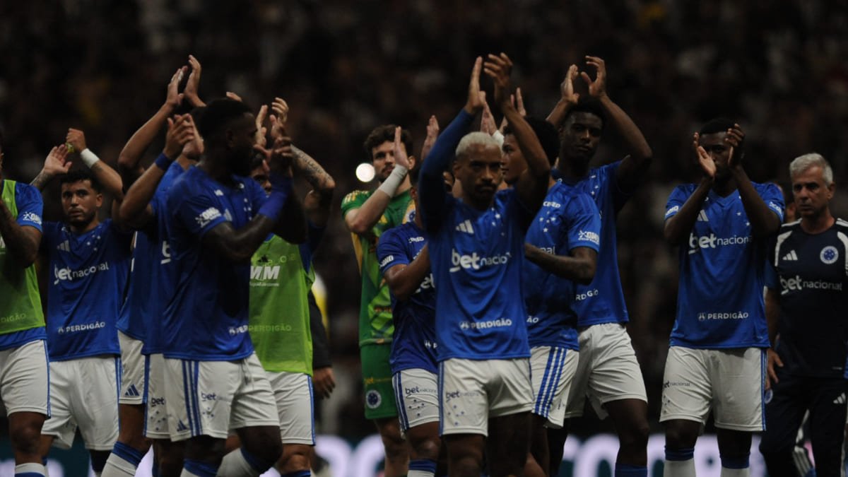 Cruzeiro saudou a torcida presente na Arena MRV após derrota por 2 a 1 para o Atlético, pela quinta rodada do Mineiro (foto: Alexandre Guzanshe/EM/D.A. Press)