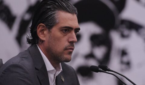 Bracks comenta pedidos de torcedores do Atlético por zagueiro: ‘Estamos atentos’