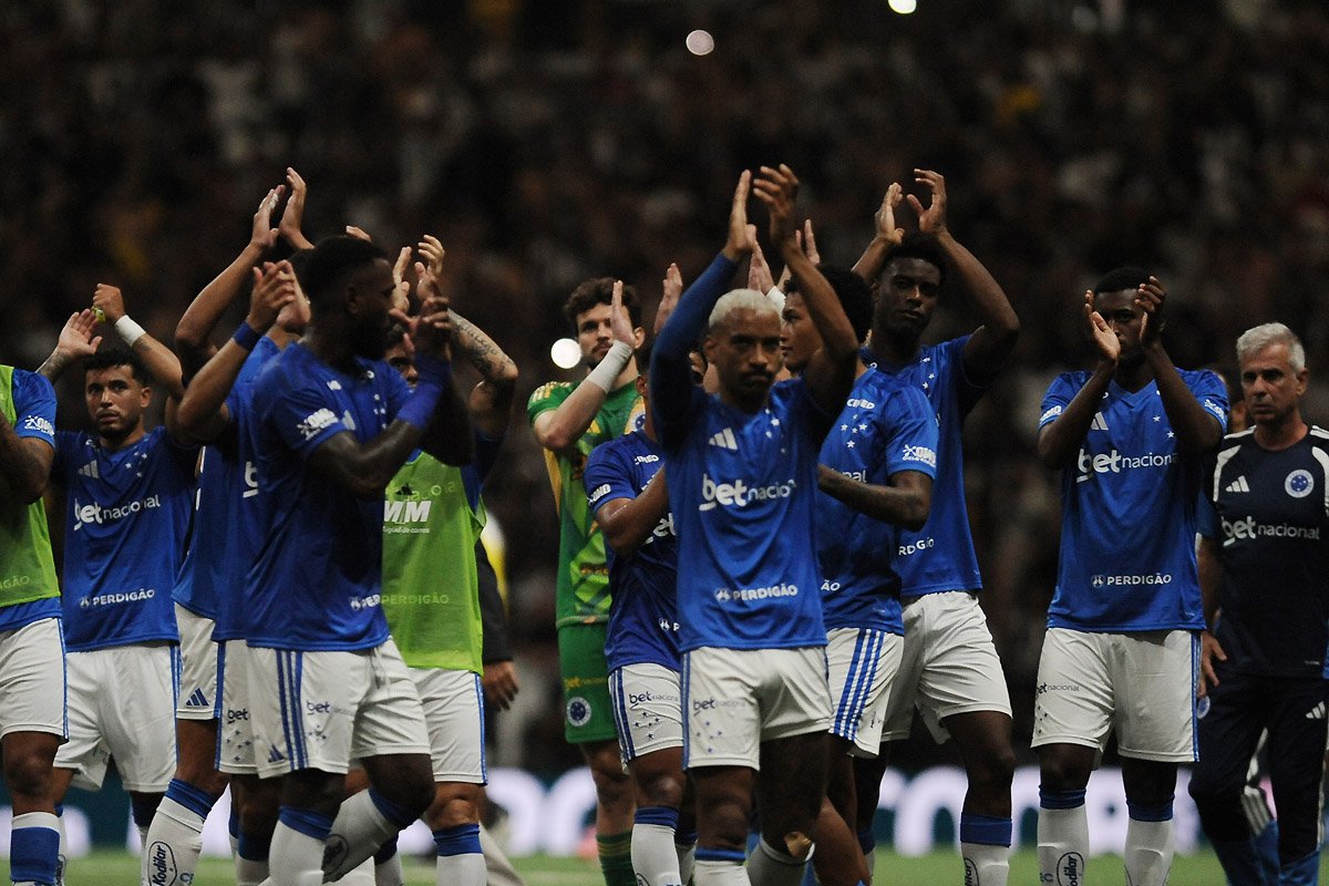 Jogadores do Cruzeiro agradecem apoio da torcida após derrota para o Atlético, na Arena MRV (foto: Alexandre Guzanshe/EM/D.A. Press)