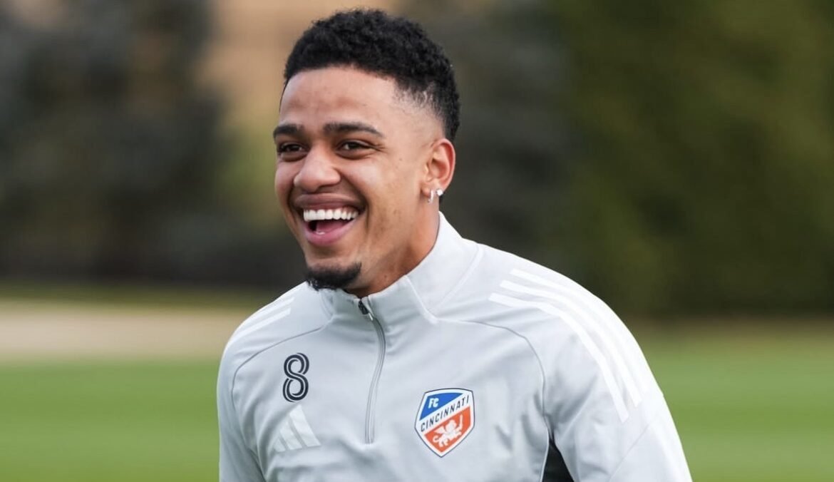 Atleta Brenner com o uniforme de treino no Cincinnati FC sorrindo (foto: Cincinnati/ Divulgação)