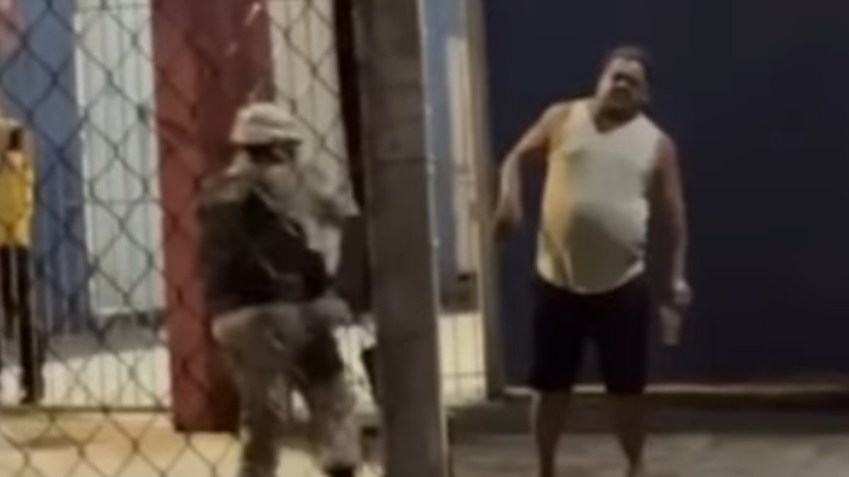 Momento em que policial agride o ex-jogador Perdigão (foto: Reprodução)