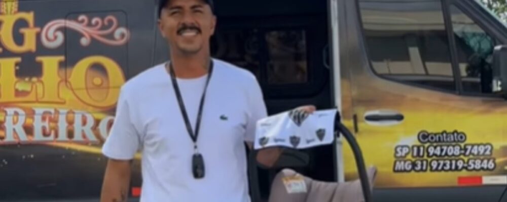 Cantor coloca nome de zagueiro do Atlético em filho e brinca: ‘A lenda chegou’