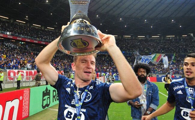 Capitão do Cruzeiro no título da Série B, Eduardo Brock acerta com novo clube