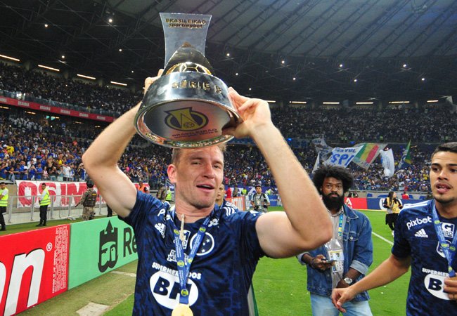 Eduardo Brock comemora a conquista da Série B de 2022 pelo Cruzeiro (foto: Ramon Lisboa/EM/D.A Press)