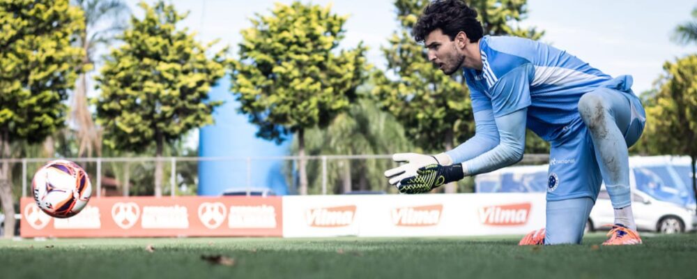 Cirurgia de reforço do Cruzeiro abre espaço para promessa estrear