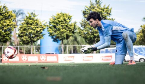 Cirurgia de reforço do Cruzeiro abre espaço para promessa estrear