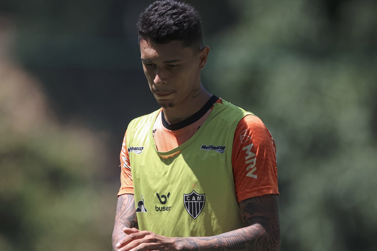 Zagueiro Vitor Mendes em treino na Cidade do Galo em 2022 (foto: Pedro Souza / Atlético)