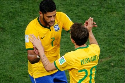 Hulk e Bernard pela Seleção Brasileira - (foto: Reprodução)