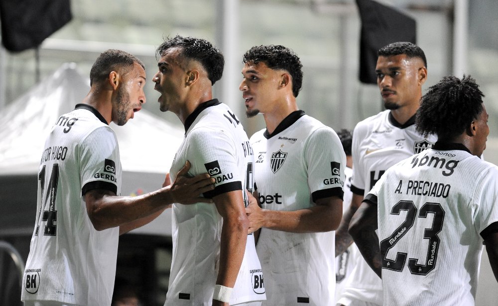 Jogadores do Atlético comemoram gol de Reinier sobre o América (foto: Alexandre Guzanshe/EM/D.A. Press)