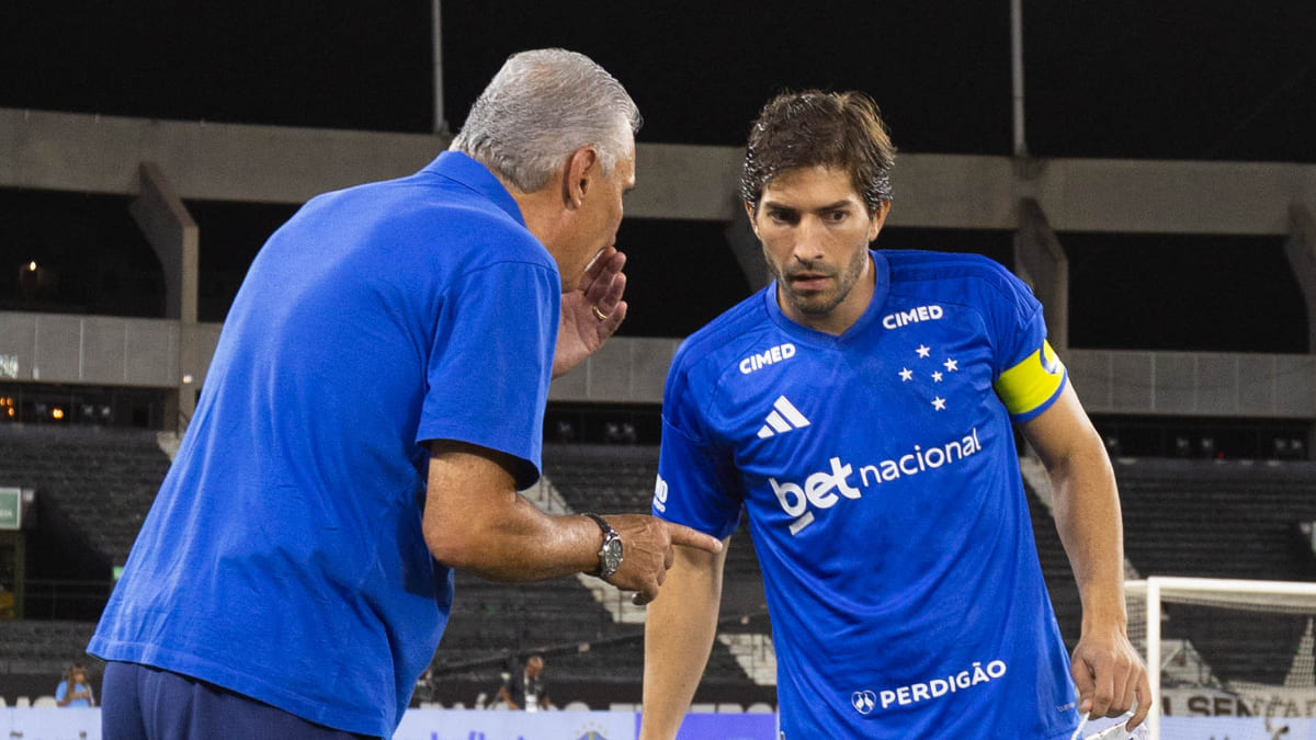 Tite, técnico do Cruzeiro, em conversa com Lucas Silva, volante (foto: Thais Magalhães/Cruzeiro)