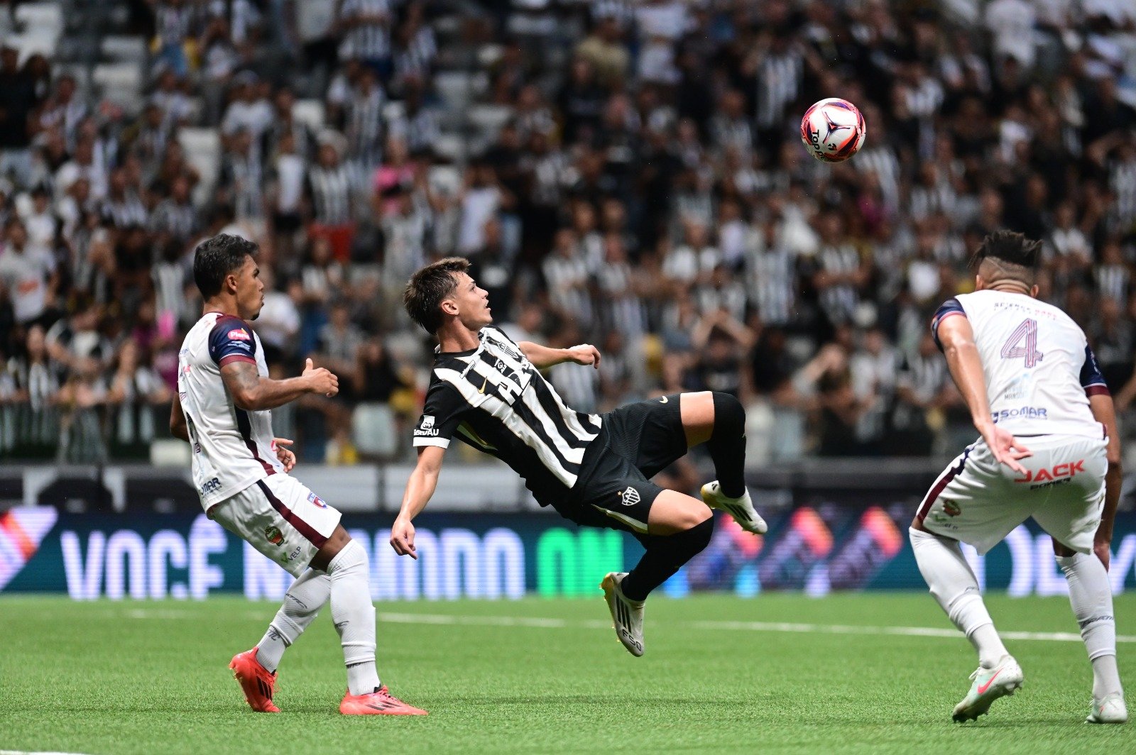 Vitão, zagueiro formado na base do Atlético, tenta bicicleta diante do Betim na Arena MRV - (foto: Leandro Couri/EM/D.A. Press)