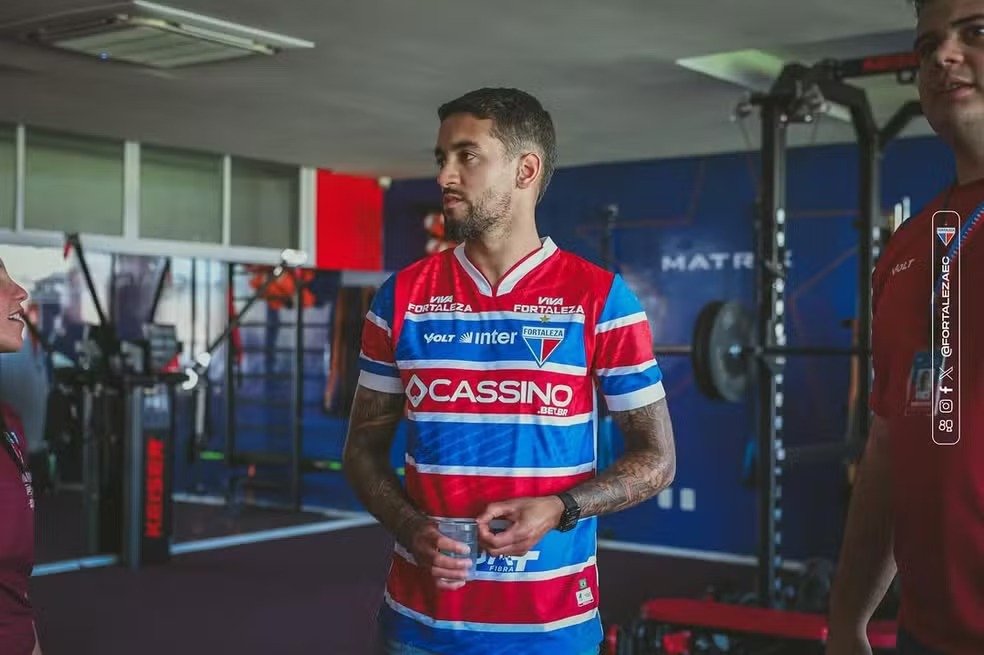 Matheus Pereira com a camisa do Fortaleza (foto: Leonardo Moreira/Fortaleza)