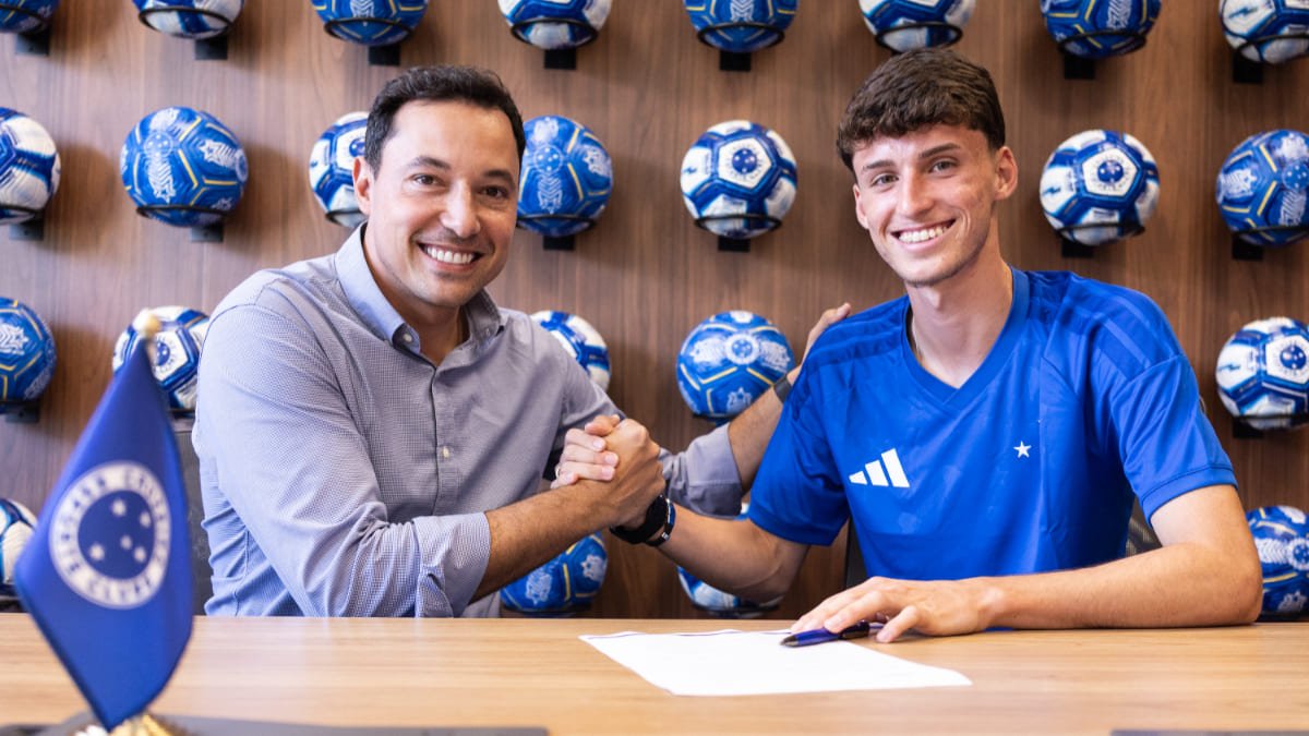 Pedro Junio, vice-presidente do Cruzeiro, aperta a mão de Eduardo Pape, meio-campista de 16 anos (foto: Gustavo Aleixo/Cruzeiro)